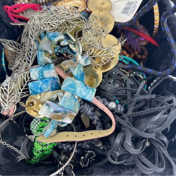 Crafters jewelry and junk drawer 5lbs vintage to current 5 pound scoop - Picture 4 of 15